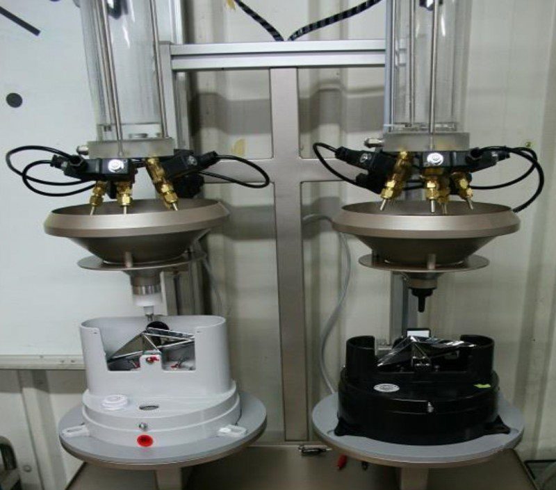 Detalle de plataforma de calibración y mesa de pruebas de Laboratorio de pluviómetros de balancín TB340A
